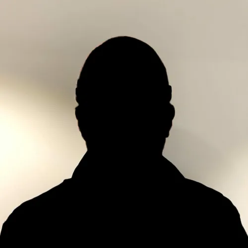 Silhuett av en person med en mörk figur mot en ljus bakgrund, med fokus på konturerna av huvud och axlar.