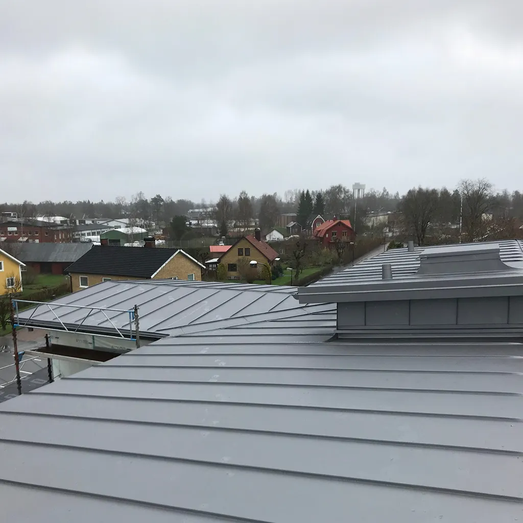 Grått plåttak över bostadsområde