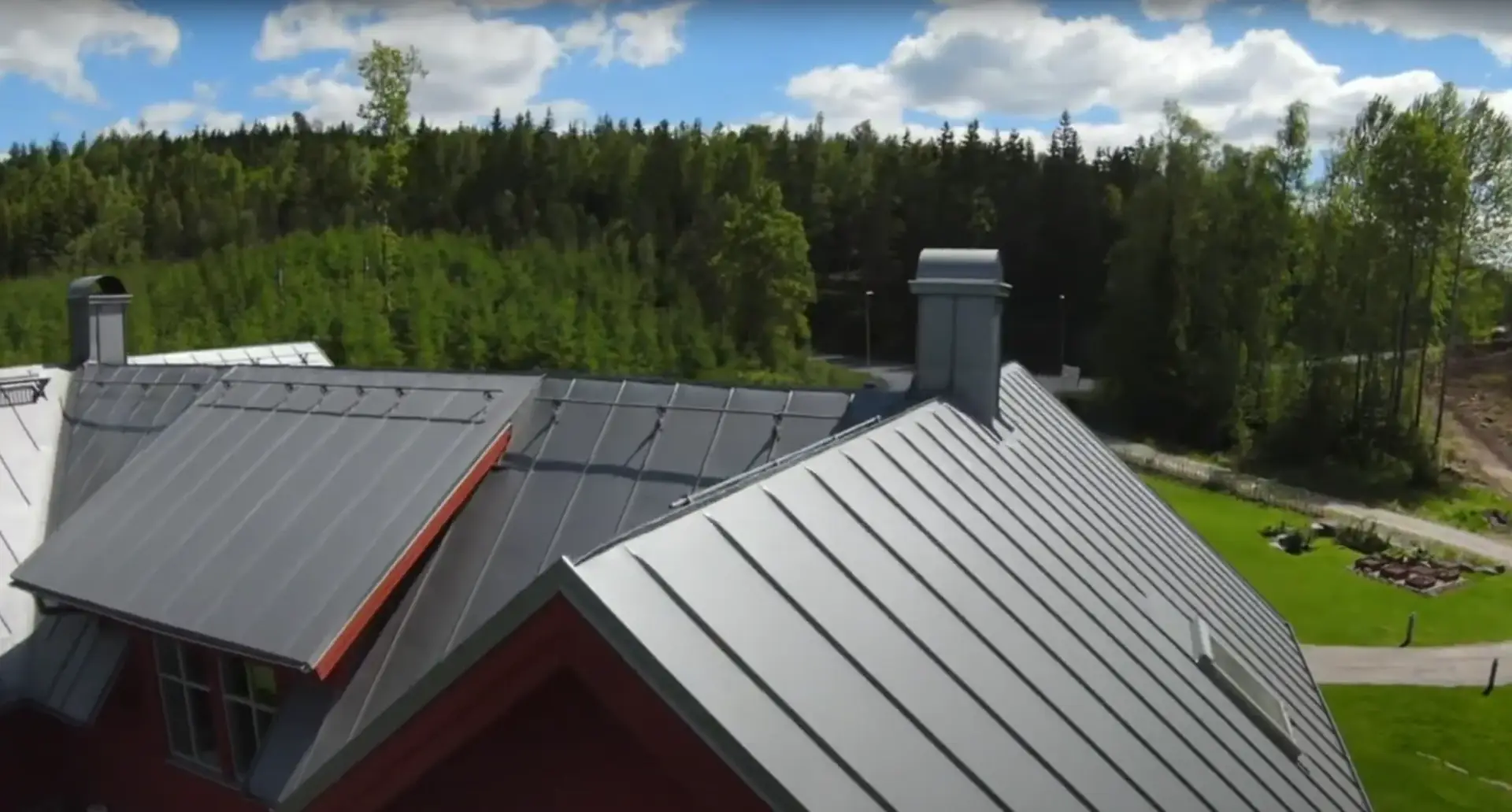 Plåtslagare arbetar på ett tak med plåt och ventilation
