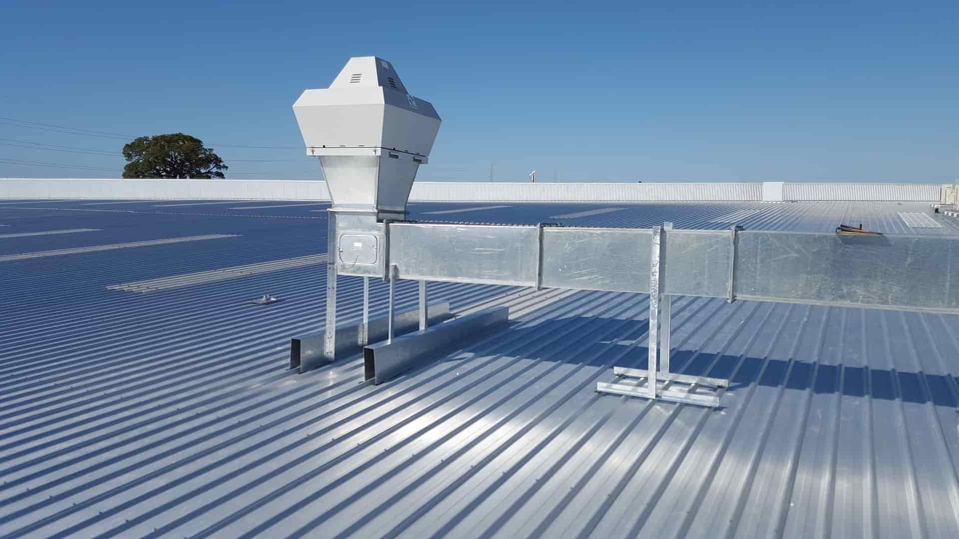 Plåttak med ventilationskanaler